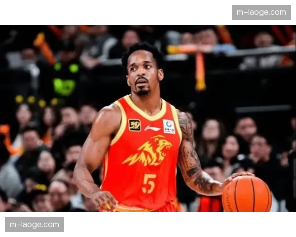 韦瑟斯庞与米奇内外线配合 青岛队战术体系因双外援默契而流畅